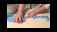 HOW TO MAKE CONTINUOUS PRAIRIE POINTS Prairie Points, Quilting Videos, Quilt Border, Quilt Binding, Diy Quilt, Quilting Techniques, Quilting Tips, Patchwork Quilt, Quilting Tutorials