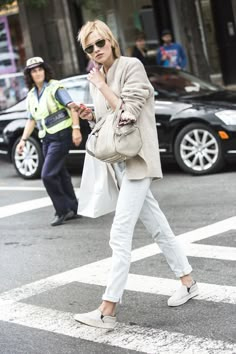 Street Style. White And Cream Outfit, Cream Outfit, Street Style New York, Models Off Duty Style, Spring Fashion Outfits, Models Off Duty