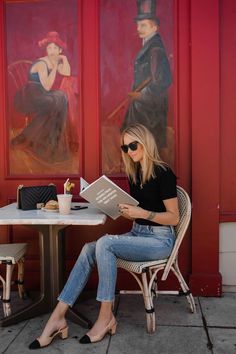 Cafe Chic. Style Chic Parisien, Looks Jeans, Parisian Chic Style, Skandinavian Fashion, Look Retro, French Girl Style, Fashion Jackson, Woman Reading, Estilo Chic