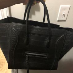 Nice! High-end Black Bag With Large Capacity, High-end Black Shopping Bags, High-end Large Capacity Black Bag, Luxury Black Satchel With Large Capacity, High-end Black Satchel For Shopping, Luxury Large Capacity Black Satchel, Designer Black Bag For Errands, Luxury Black Tote Satchel, Luxury Black Satchel For Shopping