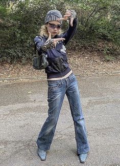 Weird Poses, Chica Cool, 2000s Fashion Outfits, Baggy Pants, 2000s Fashion, Looks Style, Fashion Killa, Grunge Outfits