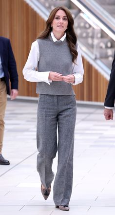 Kate Middleton Stil, Sweater Vest Outfit Women, Vest Outfit Women, Winter Office Wear, Outfit Minimalista, Outfit Formal Mujer, Vest Outfits For Women