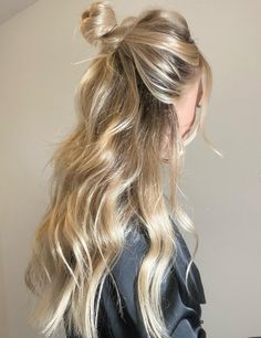 Wavy Half Up Half Down Long Hair Daily Hairstyles For Long Hair, Long Hair Ideas, Down Hairstyles For Long Hair, Trendy Updos, Beginners Eye Makeup, Daily Hairstyles, Effortless Beauty, Half Updo