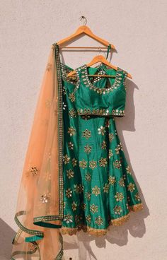 Green Mirror Work Lehenga, Lehenga Hanging, Lehenga Simple, Peach Dupatta, Orang India, Mirror Work Lehenga, Wedding Lehengas, Work Lehenga