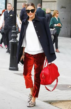 You'll Want to Swap Your Skinnies for Olivia Palermo's Airport Pants via @WhoWhatWear Red Velvet Pants, Olivia Palermo Outfit, Casual Chique Stijl, Estilo Olivia Palermo, Olivia Palermo Lookbook, Style Désinvolte Chic, Olivia Palermo Style, Red Handbag