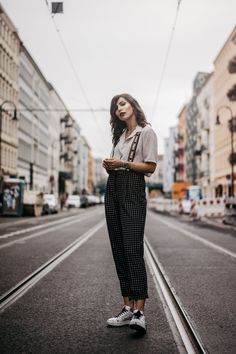 Summer Suspenders Outfit, Women’s Outfit With Suspenders, Women Wearing Suspenders, Boyish Summer Outfits, Suspenders Outfit Women Casual, Womens Suspenders Outfit, Suspender Outfits Women, Suspenders Outfit Women