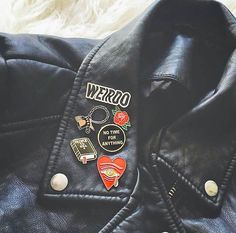 .I want a leather or a denim jacket filled with pins and patches. Souvenir Jewelry, 80s Punk, Fashion 80s, Jacket Pins, Trendy Swimwear, Patches Jacket, Mode Inspo