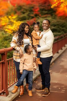 Gorgeous family wearing a creamy color pallet www.instagram.com/maryella_photography www.facebook.com/maryellacrist Fall Family Photos Black People, Family Fall Pictures Outfits, Fall Photoshoot Outfits Family, Fall Picture Outfits, Fall Photoshoot Family, Autumn Family Photos, Creamy Color