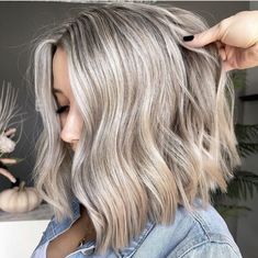 Silver Hair Styles, Blue Silver Hair, Going Blonde From Brunette, Choppy Bobs, Cool Blonde Hair Colour, Caramel Blonde Hair, Stylist Tips, Going Blonde