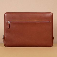 Auf einem Tisch steht eine Macbook Pro Hülle aus hellbraunem Leder Macbook Leather Sleeve, Macbook Air 15, Macbook Sleeve, Apple Inc, External Hard Drive, Leather Sleeve, Leather Zipper, Hard Drive, Ipad Air