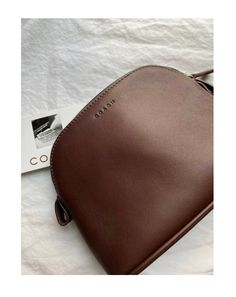 Schwer zu finden Vtg Coach Tasche 18 cm B x 13 cm H x 6 cm T Neu, unbenutzt und unberührt im originalen Vintage-Zustand. Ecken/Paspel/Nähte alle im Originalzustand. Geschmeidiges pflanzlich gegerbtes Handschuhleder, Coach Logo-Stofffutter, Massive Messing-Hardware, Original Coach Hangtag und Kugelkette. Vielseitiges Etui mit vielen Möglichkeiten! Perfekte Größe fürs Schminken. Auch gut geeignet für Stifte und Bleistifte. Schön für Bargeld und Schecks. Eine kleine Clutch mit Platz für Handy, Ausw Coach Logo, Toiletry Storage, Vintage Coach, Makeup Organization, Make Up, Makeup