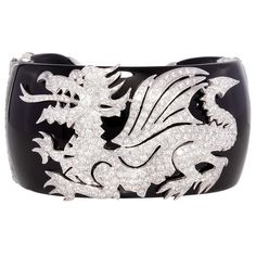 The dragon cuff bracelet with diamonds features 8.77 carats of round diamonds of top quality (F/VVS). The 18 carat gold work is set en relief on a black agate cuff, lending the jewel a distinctly art déco look. The cuff bracelet displays both extraordinary engineering skill (witness the hinges) and precision of craftsmanship in combining a bold aesthetic with sophisticated detail, according to an original design by Ella Gafter. The bracelet was crafted with an eye to the utmost smoothness of tou 1950s Bracelet, Bracelet With Diamonds, Diamond Cuff Bracelet, Bracelet Art, Fox Jewelry, Cuff Bracelets Handmade, Antique Bracelets, Gold Dragon, Bracelet Display