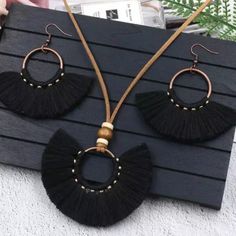 Super Cute Tassle Necklace With Matching Earrings Very Cute And Dainty. Art Macramé, Jewelry Sets Handmade, Big Necklace, Casual Earrings, Long Tassel Earrings, Micro Macramé, Fabric Yarn, Tassel Jewelry, Fan Earrings