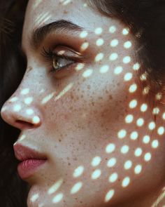 a woman with freckles on her face and the words foto above it