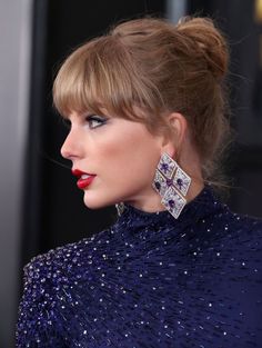 taylor swift's hair and makeup at the 2013 oscars is seen in this image