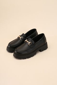 A blend of sophistication and comfort for your footwear collection. These loafers feature a classic horse-bit detail and a platform sole, combining timeless style with a trendy lift. The loafer design offers a polished look that's suitable for both casual and dressy occasions. Toe: Closed, roundHeel shape: Platform, flatMaterial: SyntheticImported. Made in China Style: Edgy Silhouette: Loafer Embellishment: Horse-bit detail Length: NA Closure: NA Heel Height: 1.5" Width: Regular Made In: ChinaMa Black Classic Shoes Woman, Formal Footwear For Women Office, Corporate Shoes, Social Shoes, Close Shoes, Sepatu Loafers, Closed Shoes, Corporate Outfit, Polished Casual