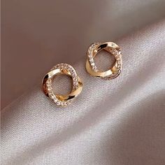 Beautiful Gold Plated Fashion Earrings. Classy Earrings, Cute Stud Earrings, Stud Earrings For Men, Knot Studs, Earrings Design, Versatile Jewelry, Alloy Earrings, Jewellery Sets, Gold Earrings Designs