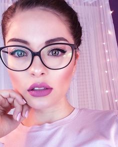 No mundo da Lari: Inspire-se: 5 maquiagens para quem usa óculos Fashion Eye Glasses, Cute Glasses, نظارات شمسية, Instagram Makeup, Trendy Sunglasses, Glasses Sunglasses