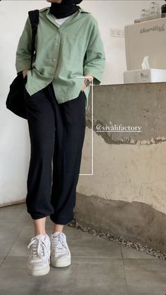 Casual Outfits Hijab, Ootd Ngampus, Korean Style Hijab, Outfit Ngampus, Pakaian Hipster, Haircut Selfie, Photo Hijab, Outfit Hijab Casual, Ootd Hijab Casual