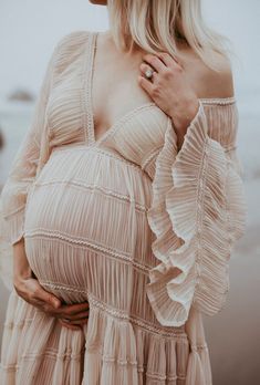 baby bump at the beach Ruffle Bridal Gown, Boho Maternity Dress, Maternity Photography Props, Maternity Photo Outfits, Maternity Photoshoot Outfits, Long Maxi Dresses, Boho Maternity