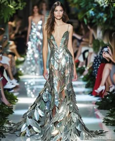 Dragon Scale Dress, Fish Inspired Fashion, Mermaid Armor, Siren Clothes, Extravagant Dresses, Goddess Dresses, Best Runway Looks, Met Gala Outfits, Elie Saab Haute Couture