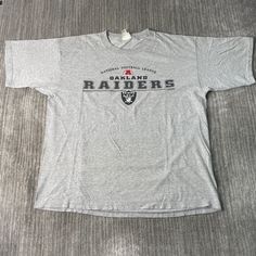 Vintage 2000s Oakland Raiders NFL Football Sportswear Athletic Y2K Aesthetic Streetwear Grey Graphic T Shirt Extra Large Mens Condition:  Excellent Used Condition  = No Flaws Measurements: Please see photos above for all measurements IF YOU BUY TWO OR MORE ITEMS USE THE CODE BUNDLE @ CHECK TO SAVE 20% WE SHIP WITHIN 24 HOURS AFTER PURCHASE! Please be aware that we do not offer free returns!! The Buyer is responsible for the cost of the return label. Follow us on TikTok & Instagram @findsnostalgi Y2k Gray T-shirt For Streetwear, Athletic Heather Sports T-shirt With Team Logo, Throwback Cotton T-shirt For Sports, Athletic Heather T-shirt For Sports Events, Athletic Heather Tops With Logo For Sports Events, Heather Gray T-shirt For Sports Events, Sportswear Tops For Sports Season Fan Gear, Throwback Crew Neck Sports Tops, Throwback Sports Tops With Logo Print