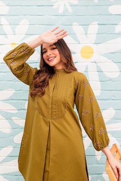 New Party Wear Dress, Lawn Designs, Dress Designs For Girls, Latest Dress Design, Kurta Design, Stylish Short Dresses, Pakistani Fancy Dresses, Lawn Dress, Dress Design Patterns