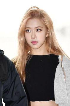 Rosé Blackpink Without Makeup, Blackpink Without Makeup, Rose Without Makeup, Rosé Blackpink Aesthetic, Breast Workout, Rose Blackpink, Rose Park, Incheon Airport, Fairy Angel