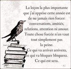 a bird sitting on top of a stack of books with the caption in french