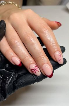 Red French Tip With Red Bow Nails, Bows On Nails Christmas, Cute Christmas Nails Bows, Christmas Nail Ideas With Bows, Gel Mani Short Nails Christmas, Christmas Stars Nails, Christmas French Nails Classy, Simple Bow Nail Designs, Red French Tip With White Bow