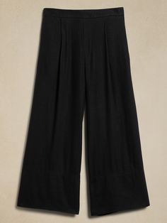 Back by popular demand, these linen-blend pants are now available in a variety of colors to suit every style. Cropped length. Pull on. Pleated front. Half-back elastic waistband. On-seam front pockets. Welt back pockets. Made exclusively for Banana Republic Factory. #851726