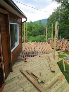 an image of a wooden deck being built with pallets on the bottom and in the middle