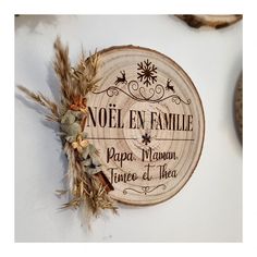 a wooden sign that reads noel en famille papa mama time de tica