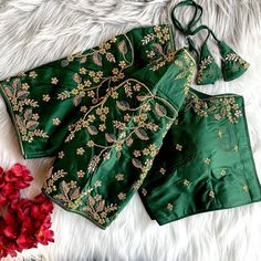 Price__1050 free shipping 

Blouse Design *RAJESHREE*

Blouse has jari ,thread ,ton to ton beads handwork and khatli hand work

Blouse material heavy banarasi silk

Blouse has froent open paterrn

Blouse size making 38

Alterupto *40*

BEAUTIFUL HANDWORK LATKAN