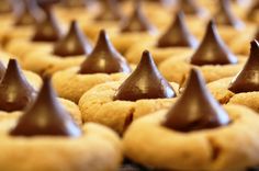 many cookies with chocolate on top are lined up