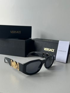 Nuevas gafas de sol Versace VE4361 Biggie.

 Disponible en negro.

 Lente de 53 mm.

 Unisexo.

 Se entrega con caja, estuche, tela y todos los papeles. Trendy Gucci Luxury Sunglasses, Trendy Gucci Luxury Shield Sunglasses, Aesthetic Sunglasses, Branded Outfits, Fashion Eye Glasses, Versace Sunglasses, Eye Glasses, Gold Hardware, Sunnies