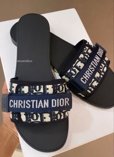 Going Out Outfits Night Club Baddie, Christian Dior Sandals, Club Baddie, Bag Christian Dior, Clubbing Outfits Nightclub, Outfits Nightclub, Casual Night Out Outfit, Dior Purse, Casual Shoes Women Sneakers