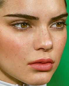 Makeup Freckles, Straight Eyebrows, Permanente Make-up, Straight Brows, Freckles Makeup, Fake Freckles, Pinterest Makeup, Natural Eye Makeup