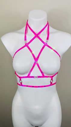 Pink rhinestone cage bra Diy Leg Harness, Diy Garter Belt, Diy Body Harness, Rave Diy, Diy Harness, Body Harness Outfits, Pink Rave Outfit, Harness Outfit, Diy Corset