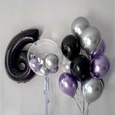 balloons are arranged in the shape of an oork and number 50 on a wall