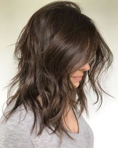 Inverted Hairstyles, Medium Haircuts For Women, Collarbone Length Hair, Messy Wavy Hair, Medium Shaggy Hairstyles, Medium Haircut, Womens Haircuts Medium, Medium Haircuts, Medium Curly Hair Styles