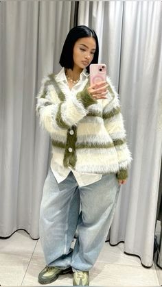 Cardigan Outfit Streetwear, Doechii Outfits, Fuzzy Cardigan Outfit, Baggy Clothes Outfit Aesthetic, Modest Streetwear Fashion, Modest Streetwear, Street Style Outfits Casual, Cute Outfits With Jeans, Cardigan Outfit