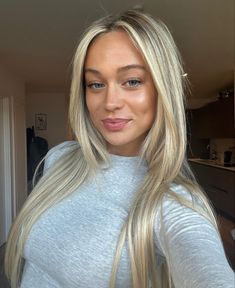 Blonde Hair Money Peice, Low Contrast Hair Color, Mousey Blonde Hair With Highlights, Low Maintenance Bright Blonde Hair, Blonde Hair Color 2023, Blonde Highlights And Layers, Contouring Blond, Super Blonde Balayage, Teasylights Blonde