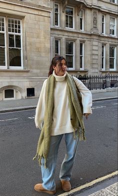 Brunette wearing an oversized white turtleneck sweater, long green scarf, loose denim jeans and Ugg's. Vinter Mode Outfits, Nyc Winter Outfits, Winter Mode Outfits, Look Legging, Chique Outfit, Europe Outfits, Scarf Outfit, Winter Fit