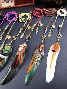 Come Intrecciare, Feather Ideas, Hippie Dreads, Festival Hair Accessories, Beaded Feather, Hippie Accessories, Hair Braider, Hippie Hair, Feather Hair Clips