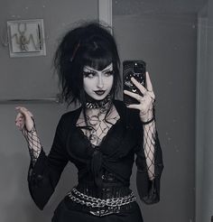 Pretty Goth Aesthetic, Goth Style Women, Goth Prom Hair, Traditional Goth Outfits, Trad Goth Hair, Goth Mommies, Goth People, Trad Goth Outfits