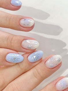 Korean light blue nails: white and blue short nails with flowers Summer Nails In Blue, Simple Blue Nail Art, Light Blue Nails With Stars, White Blue Nails Design, Simple Nail Art Blue, Nail Art Simple Blue, Blue Nail Art Simple, Blue White Nails Design, Nail Korean Style Cute