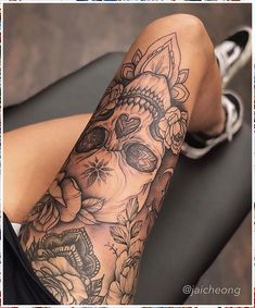 Looking for some unique and top rated tattoo ideas for men? Then check out this selection! These designs are sure to put your unique personality out there, and will make you stand out from the crowd. Orca Tattoo, Halloweenský Makeup, Skull Sleeve Tattoos, Skull Sleeve, Hamsa Tattoo, Inspiration Tattoos, Geniale Tattoos