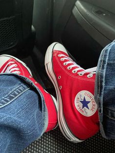 Styling Converse High Tops, Fnaf Irl, Sahlo Folina, High Top Sneakers Outfit, Converse Fits, Converse Red, Jujitsu Kaisen