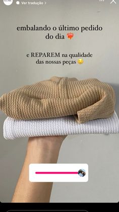 a hand holding two folded towels on top of each other with the caption in spanish